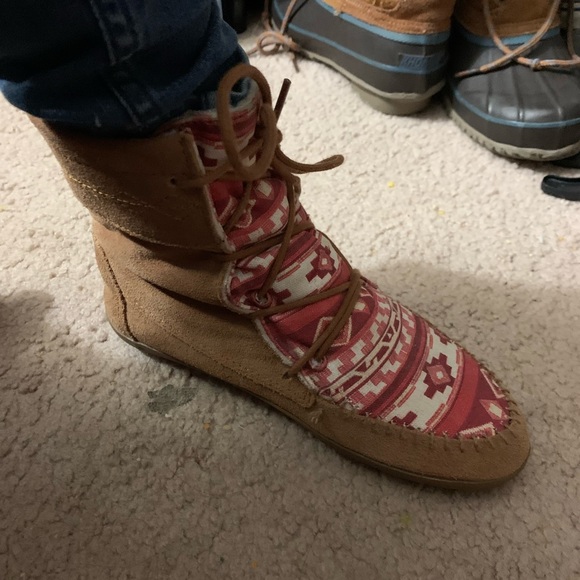 COPY - Vans size 6 Aztec print moccasin style boots. Great condition. No stains. - Picture 4 of 5
